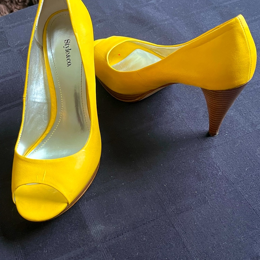 Yellow leather peep toe pump with brown heel. A dressy shoe. Very comfortable.